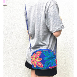 ポーチ型 ハワイ柄 肩がけポシェット青